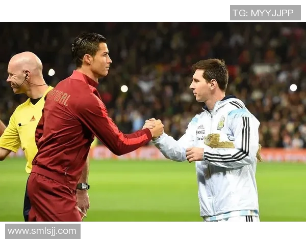 足球明星父子同框高清照片展现亲情与运动激情的完美结合